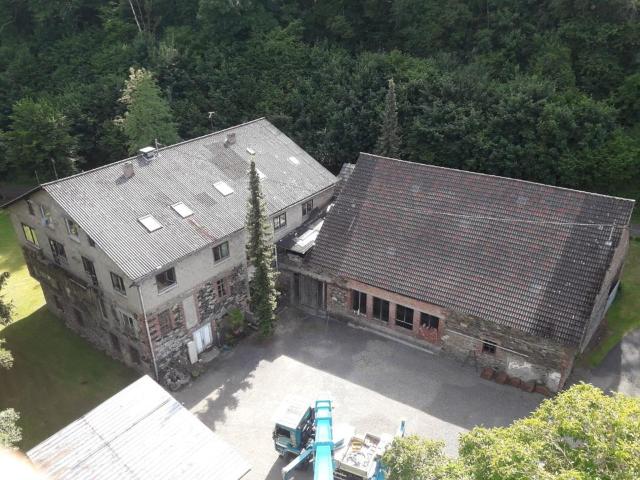 Gebäude mit industriellem Scharm und parkähnlichem Grundstück