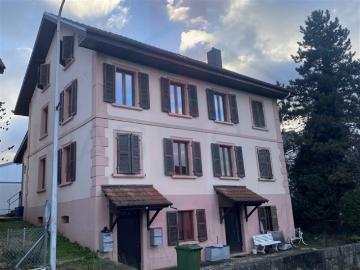 Gebäude im Zentrum des Dorfes Courgenay