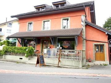 Gebäude renoviert im Jahr 2016 mit 6 Wohnungen + 1 Geschäft in Mézières VD