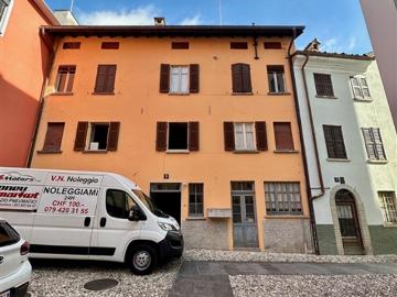 Gebäudekomplex mit Innenhof im Zentrum von Chiasso