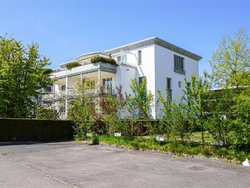 Gediegene 4.5 Zimmerwohnung sucht ruhige Mieter
