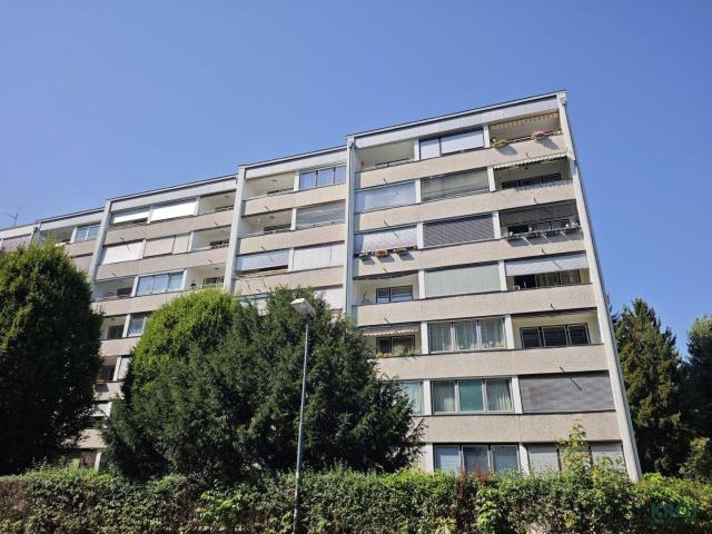 Gefplegte 2 Zimmer Wohnung mit Süd Loggia städtische Lage Lehen