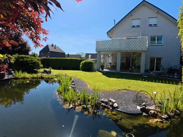 Gehobene Eigentumswohnung mit. Schwimmteich, Garten, Wintergarten