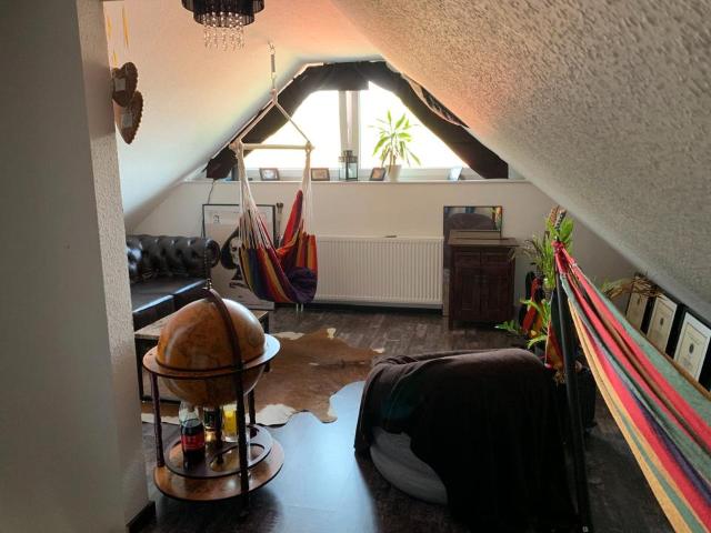 Gehobene Eigentumswohnung großem Balkon mit Blick in die Natur