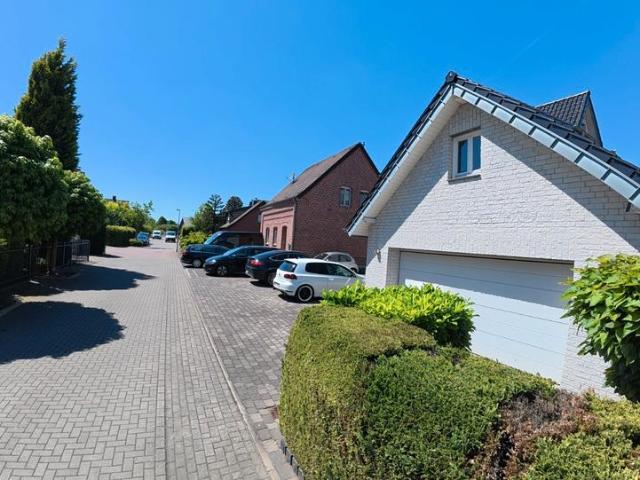 Gehobenes Mehrfamilienhaus mit Garten Schwimmteich Kanzlei Büro