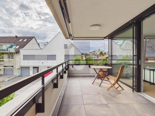 GEHOBENES WOHNAMBIENTE MIT GROSSER LOGGIA