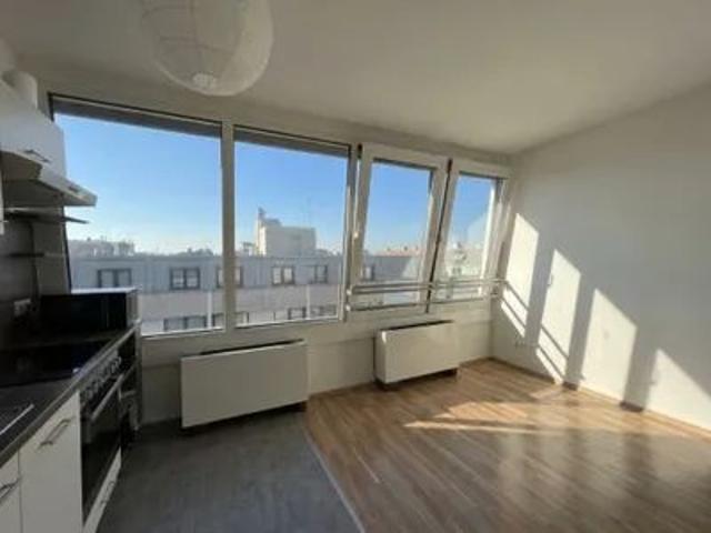 Gekühlte 2 Zimmer DG Wohnung bei U3 Hütteldorfer Str. / 10A Bus und Straßenbahnen 10, 46, 49, 52!