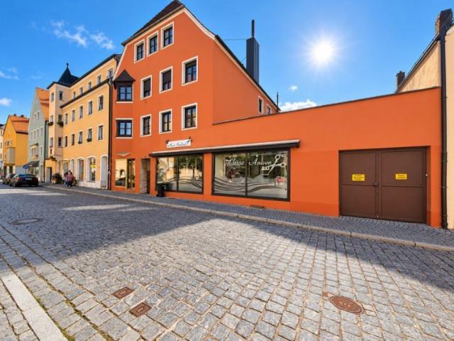 Gelegenheit mitten in der Altstadt. Großzügige Altbau Wohnung mit viel Flair!