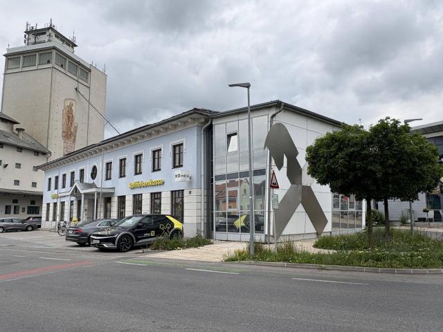 GELEGENHEIT MIT ENTWICKLUNGSCHANCE: EHEMALIGE ZENTRALE DER RAIFFEISENBANK WAGRAM SCHMIDATAL SUCHT EINEN NEUEN EIGENTÜMER MIT KREATIVITÄT