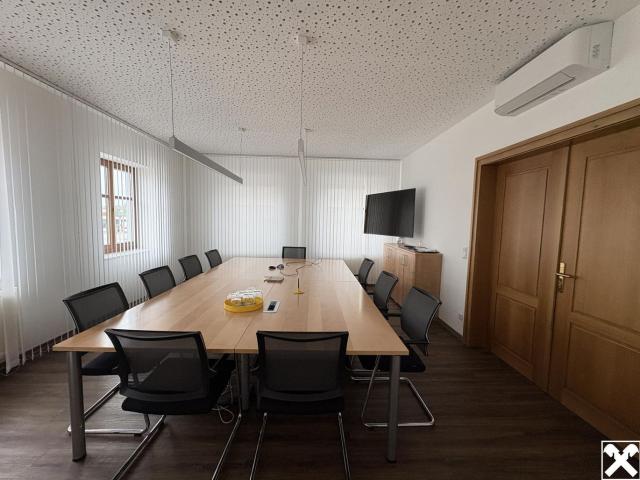 Gelegenheit mit Entwicklungschance: Ehemalige Zentrale der Raiffeisenbank Wagram Schmidatal Sucht einen Neuen Eigentümer mit Kreativität