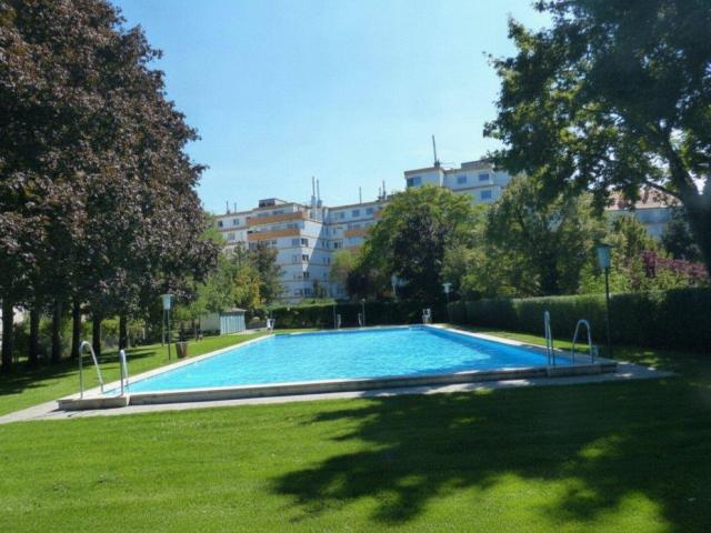 Gelegenheit: Singelwohnung Anlage mit großem Garten mit Outdoor Swimmingpool mit viel Flair und Fun