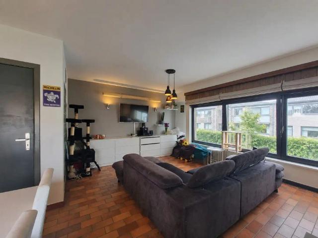 Gelijkvloers 2 slaapkamer app met tuin, staanplaats & garage