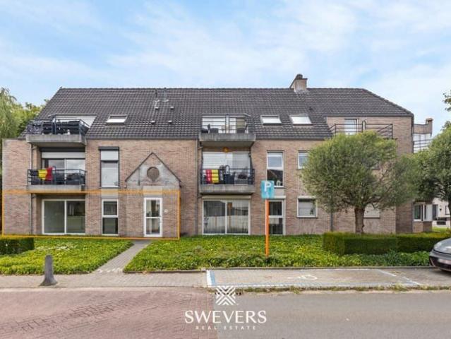 Gelijkvloers 2 slaapkamer appartement met terras en grote b