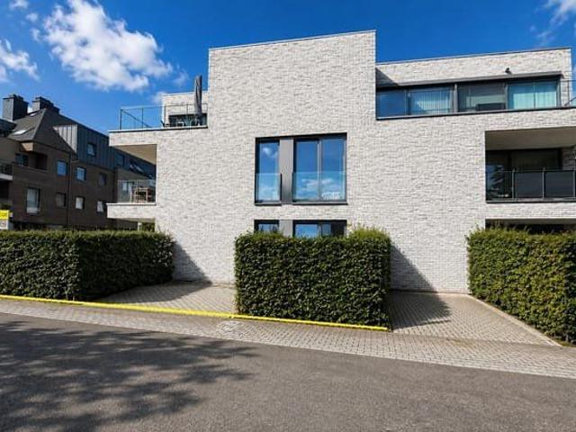 GELIJKVLOERS 2 SLAAPKAMER APPARTEMENT MET TERRAS EN TUIN.