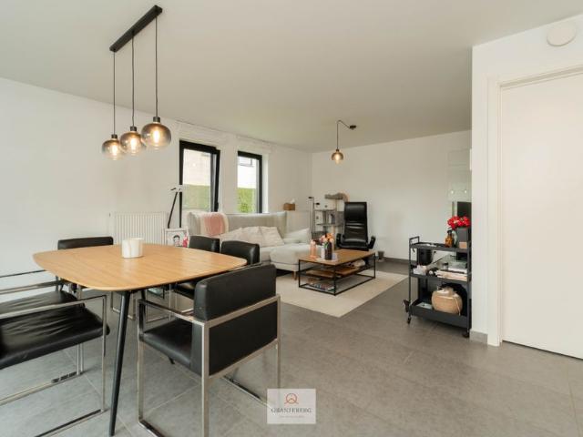 Gelijkvloers 2 slaapkamerappartement met ruime tuin