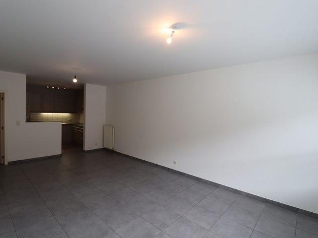 Gelijkvloers 2 slaapkamerappartement met terras en garage