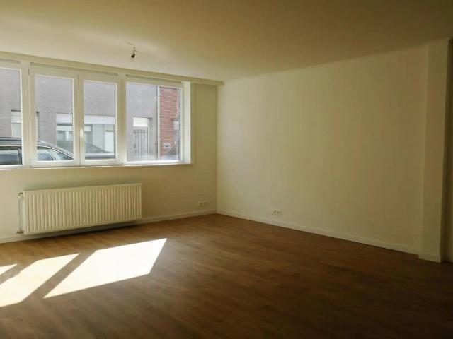 Gelijkvloers, 2 slpk appartement met garage nabij station