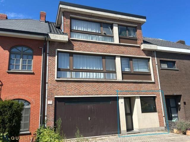 Gelijkvloers 2 slpk.appt met koer nabij het station