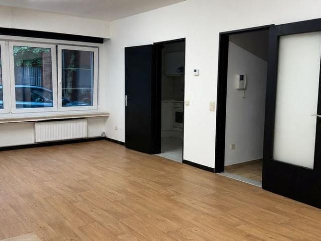 Gelijkvloers app. te huur in Ekeren voor € 975 met 2 slaapkamers
