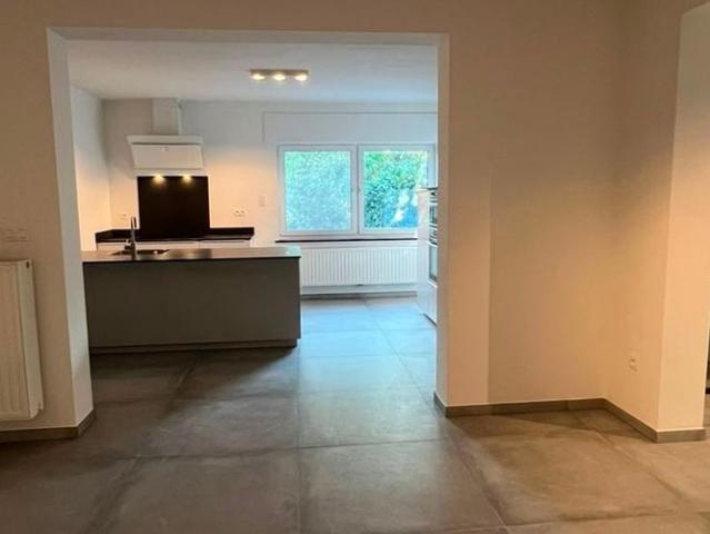 Gelijkvloers app. te huur in Rekem voor € 1.100 met 1 slaapkamer