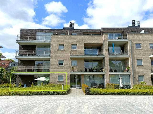 GELIJKVLOERS APPARTEMENT MET RUIM ZONNETERRAS EN GARAGE