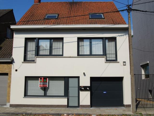 GELIJKVLOERS APPARTEMENT MET TUIN & GARAGE