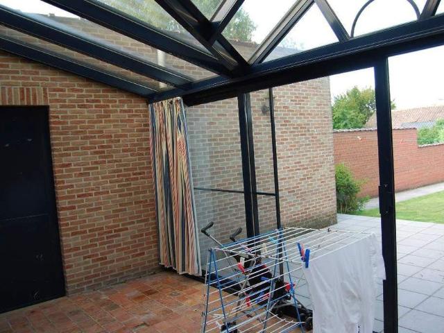 GELIJKVLOERS APPARTEMENT MET TUIN & GARAGE