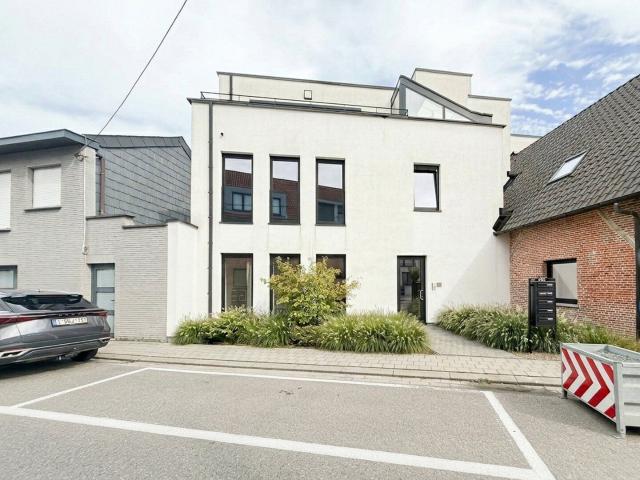 Gelijkvloers appartement met tuin en garage
