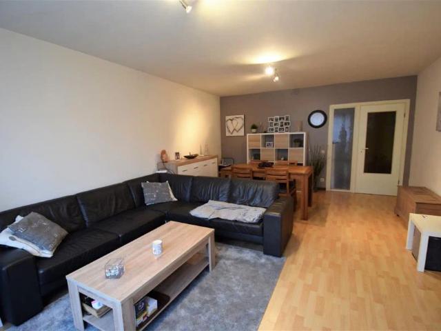 GELIJKVLOERS APPARTEMENT MET TWEE SLAAPKAMERS