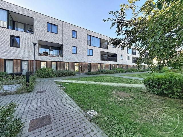 Gelijkvloers appartement met terras, tuintje en staanplaats