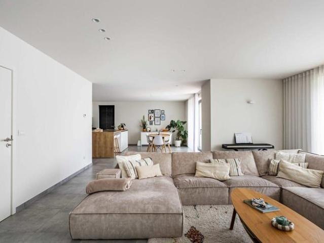 Gelijkvloers appartement met terras en carport