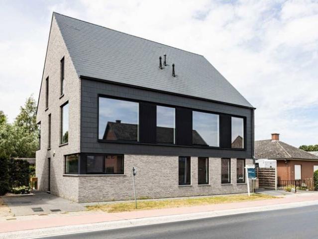 Gelijkvloers appartement met terras en carport