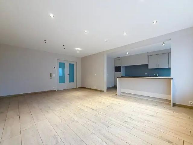 Gelijkvloers appartement met terras en dubbele garage