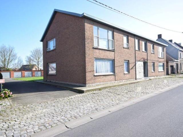 GELIJKVLOERS APPARTEMENT MET 2 SLAAPKAMERS