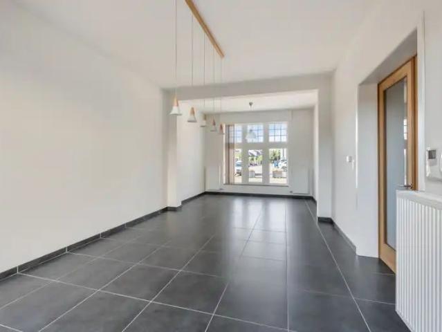 Gelijkvloers appartement met 2 slaapkamers, autostaanplaats en terras