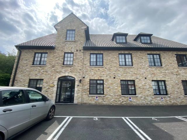 Gelijkvloers appartement met 2 slaapkamers, garage en groot terras op centrale ligging!