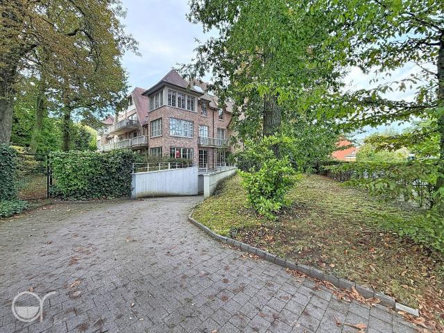Gelijkvloers appartement met 2 slaapkamers, ruime tuin, gar