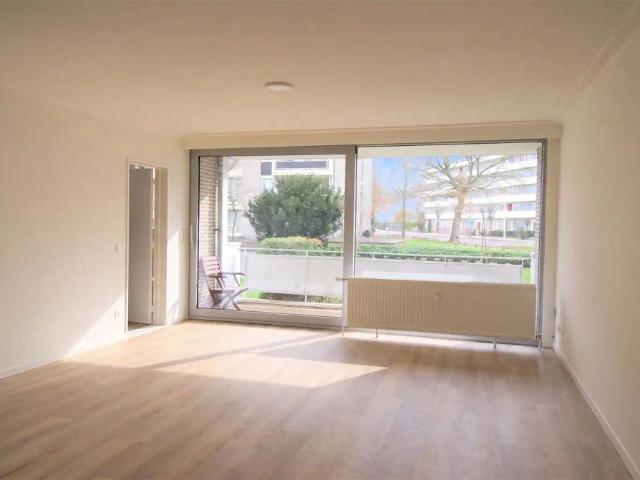 Gelijkvloers appartement met 2 slaapkamers, terras en autostaanplaats, gelegen nabij het centrum van Maaseik