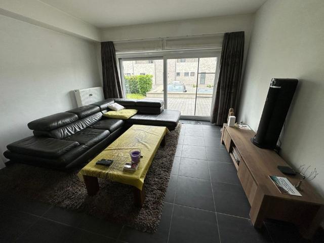 Gelijkvloers appartement met 2 slaapkamers, terras en privé staanplaats