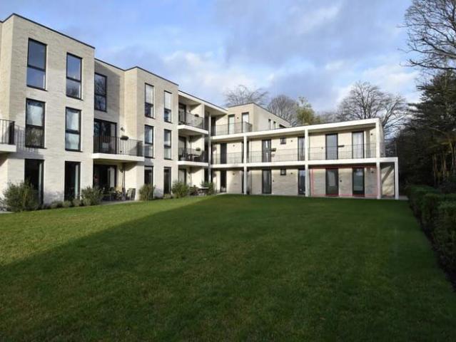 Gelijkvloers appartement met 2 slaapkamers, terras, staanpl