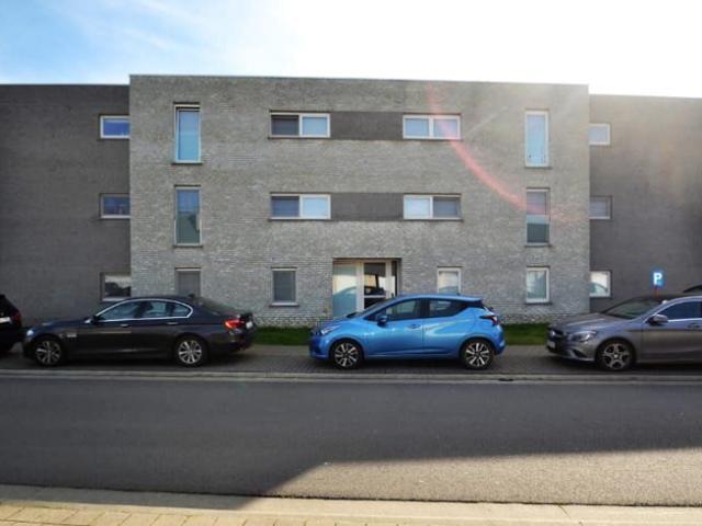 Gelijkvloers appartement met 2 slaapkamers, tuin, autosta.