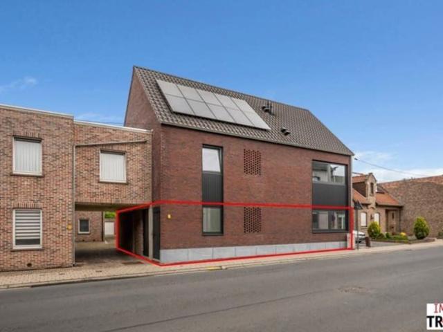 Gelijkvloers appartement met 2 slaapkamers+overdekte parking