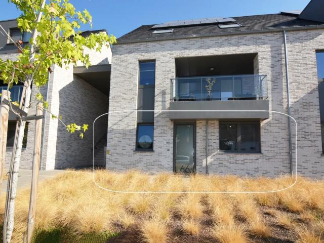 Gelijkvloers appartement met 2 slpk, ruim terras, tuin en 2 autostandplaatsen