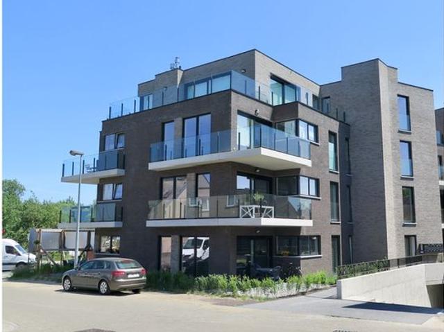 GELIJKVLOERS APPARTEMENT MET 2 SLPKMR & TERRAS, STAANPLAATS te GIJZEGEM