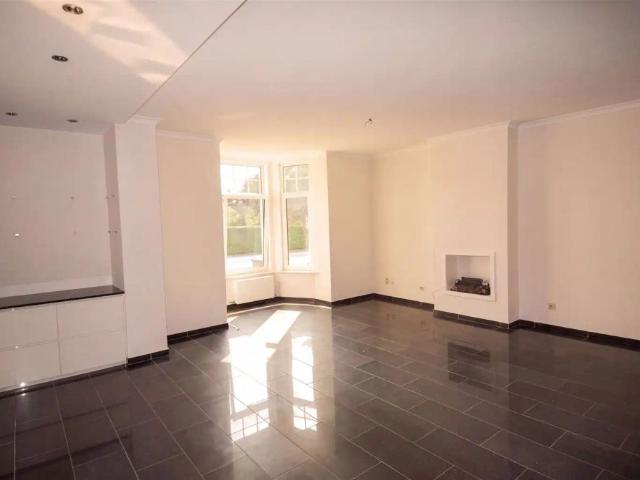 Gelijkvloers appartement met 2 ruime slaapkamers, mooie veranda, tuintje en garage