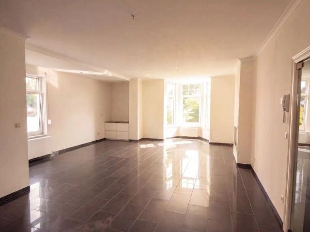 Gelijkvloers appartement met 2 ruime slaapkamers, mooie veranda, tuintje en garage
