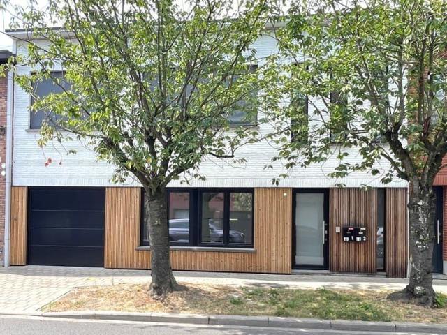 Gelijkvloers appartement met 3 slpks, terras, tuin en garage