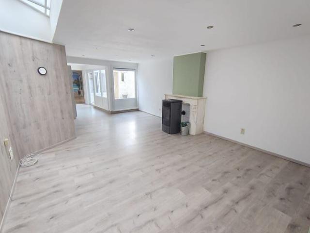 Gelijkvloers één slaapkamer huis met garage