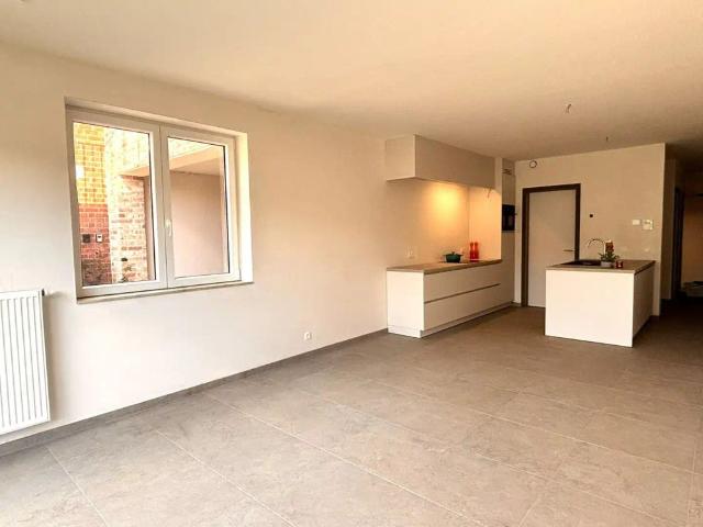 Gelijkvloers éénslaapkamerappartement met tuin en ruime garage