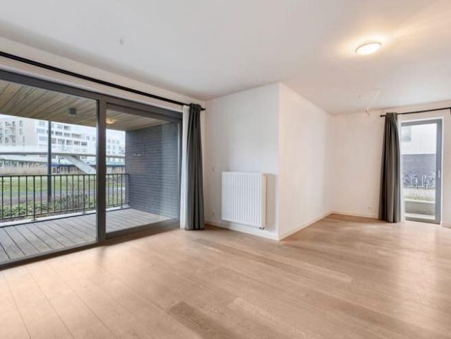 Gelijkvloers metterras, kelderberging en staanplaats